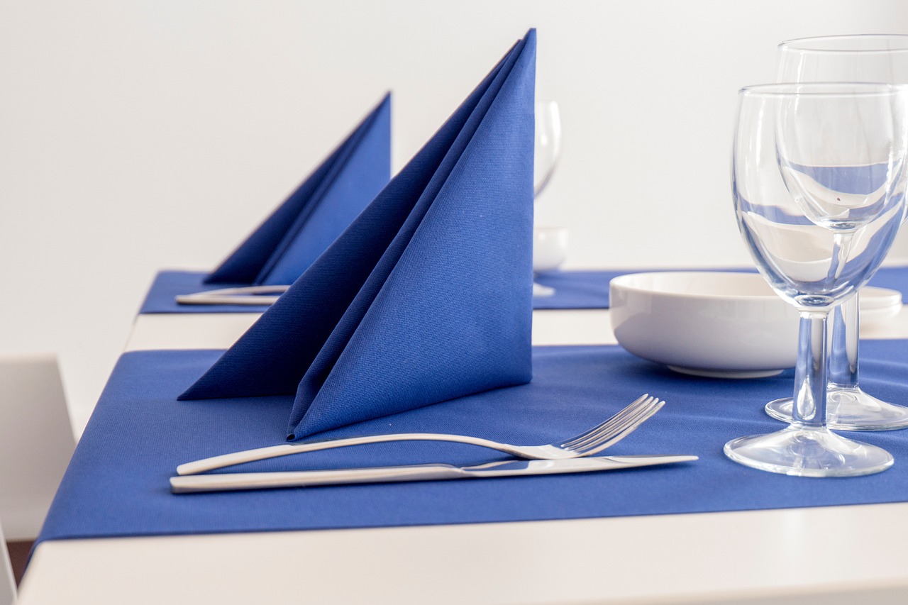 Dekoracja stołu na 25 rocznicę ślubu. Srebrna rocznica ślubu w dekoracjach – dekoracja stołu na niebiesko