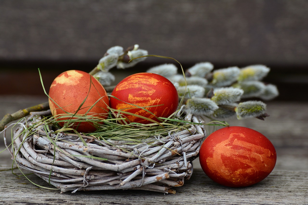Jak zrobić dekoracje na stół wielkanocny? Wielkanocne ozdoby, które przygotujesz z rodziną – proste dekoracje na stół wielkanocny