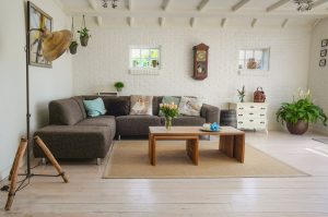 Drewniana szafka RTV – 7 pomysłów na funkcjonalną i stylową aranżację salonu